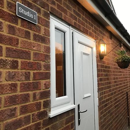 Studio-1-Staines/Heathrow/London-Own Entrance Экстерьер фото