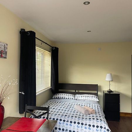 Studio-1-Staines/Heathrow/London-Own Entrance Экстерьер фото