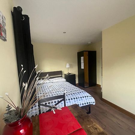 Studio-1-Staines/Heathrow/London-Own Entrance Экстерьер фото