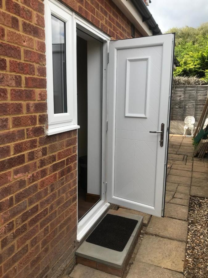 Studio-1-Staines/Heathrow/London-Own Entrance Экстерьер фото
