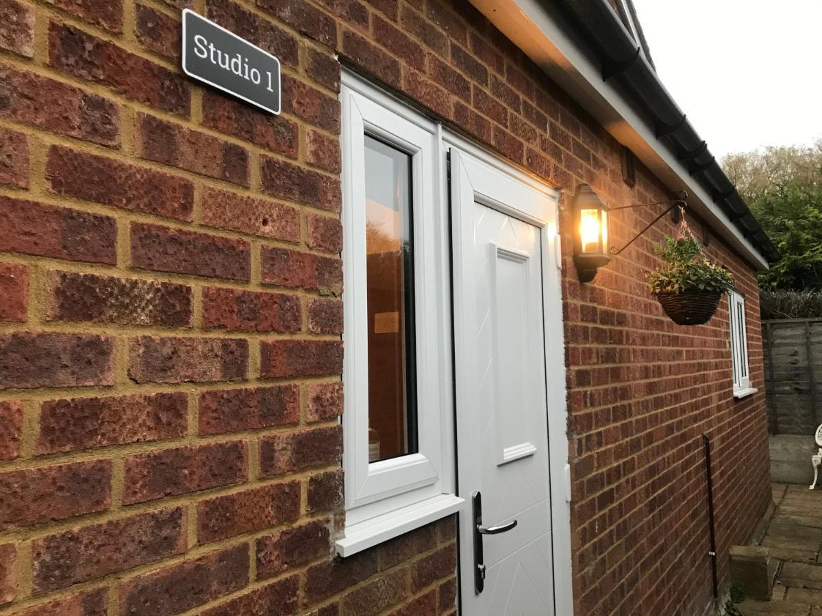Studio-1-Staines/Heathrow/London-Own Entrance Экстерьер фото