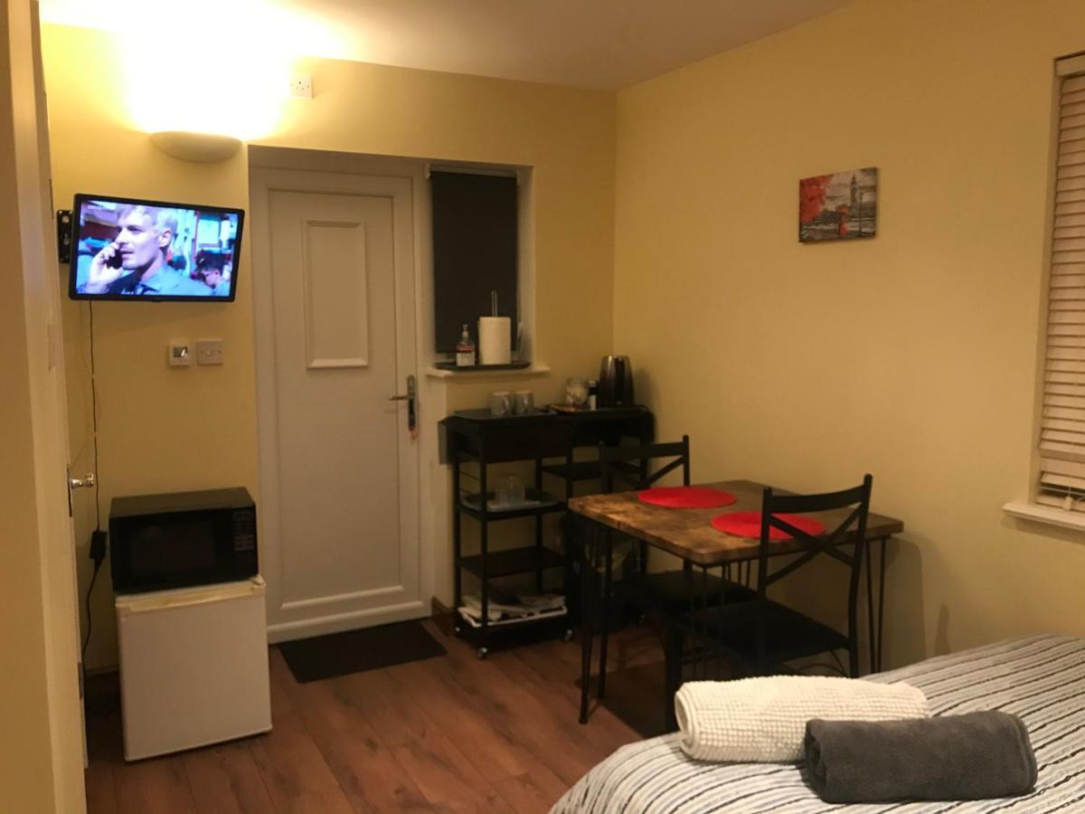 Studio-1-Staines/Heathrow/London-Own Entrance Экстерьер фото