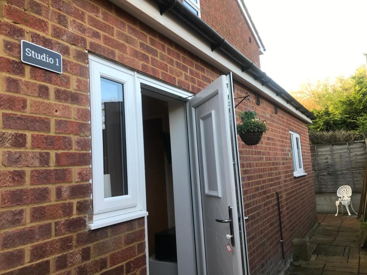 Studio-1-Staines/Heathrow/London-Own Entrance Экстерьер фото