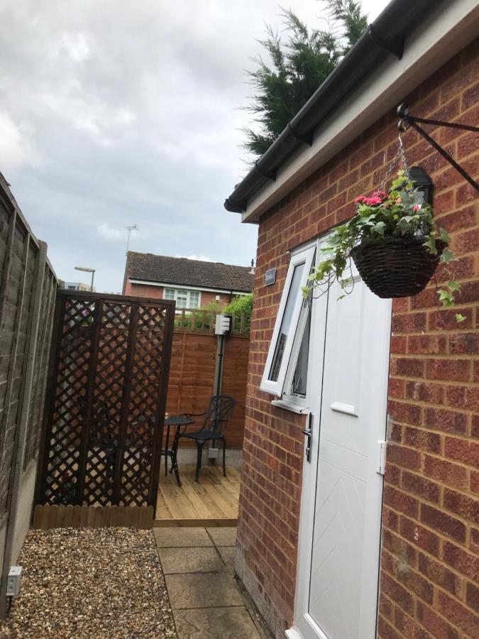 Studio-1-Staines/Heathrow/London-Own Entrance Экстерьер фото