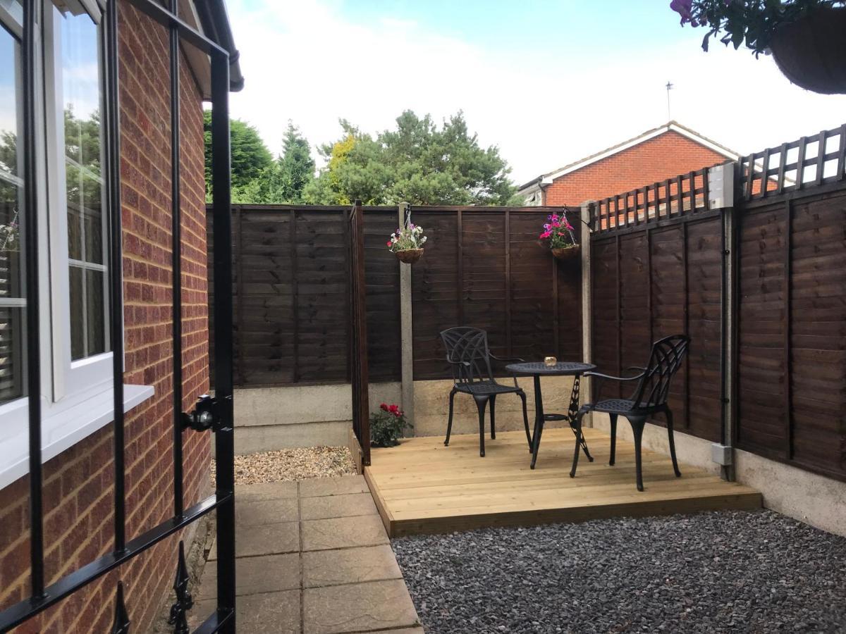 Studio-1-Staines/Heathrow/London-Own Entrance Экстерьер фото