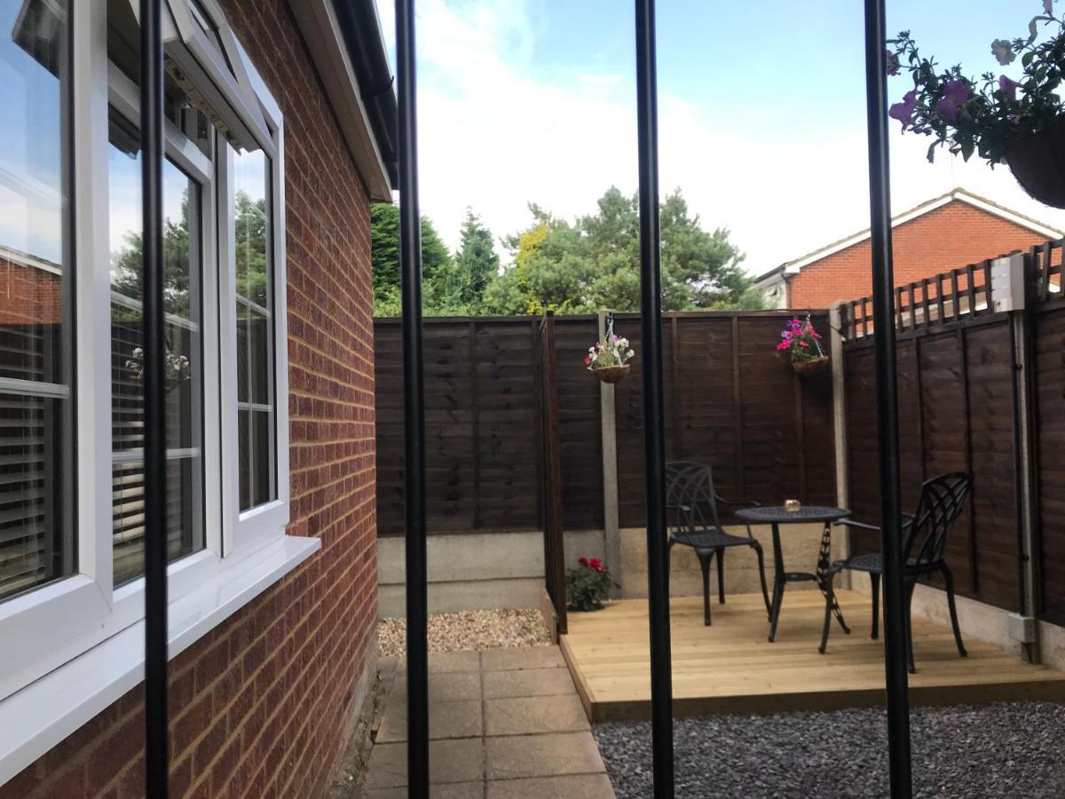 Studio-1-Staines/Heathrow/London-Own Entrance Экстерьер фото
