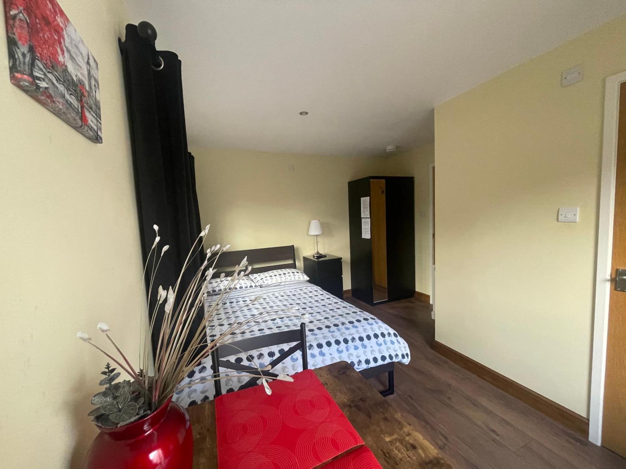 Studio-1-Staines/Heathrow/London-Own Entrance Экстерьер фото