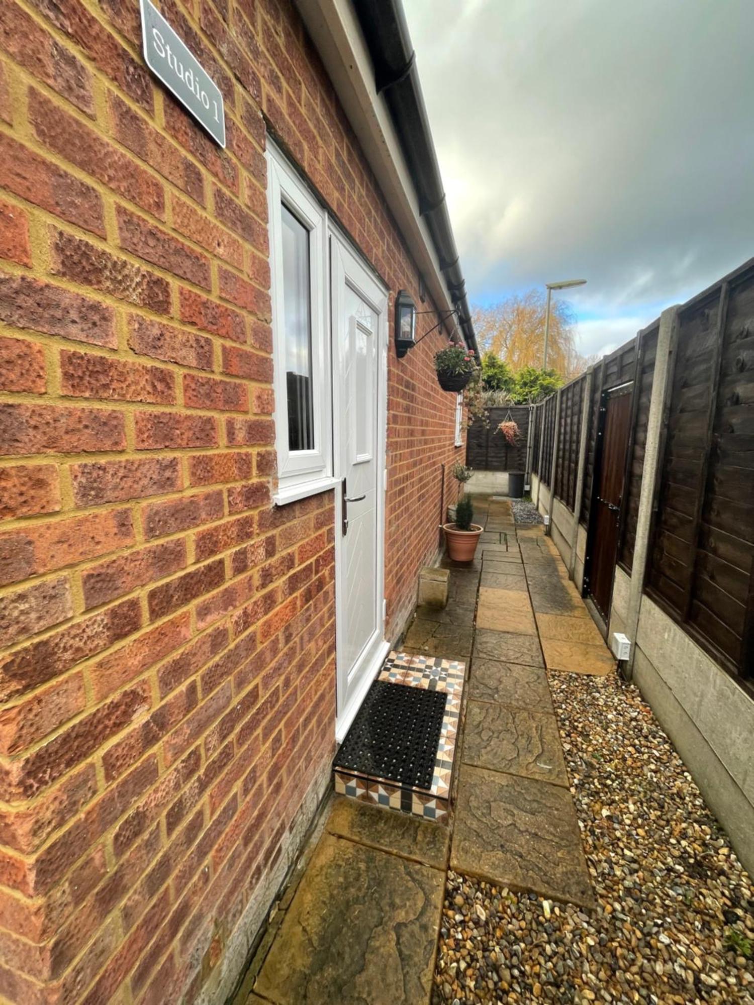 Studio-1-Staines/Heathrow/London-Own Entrance Экстерьер фото